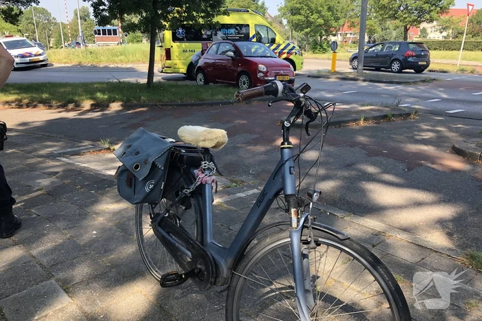 Overstekende e-bikester aangereden door auto