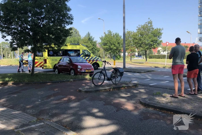Overstekende e-bikester aangereden door auto