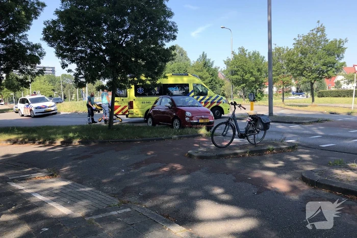 Overstekende e-bikester aangereden door auto