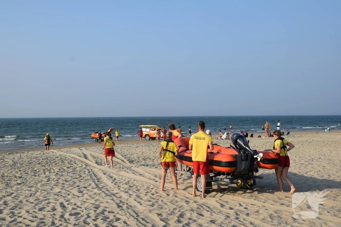 KNRM start zoekactie naar vermiste zwemmers in Noordzee