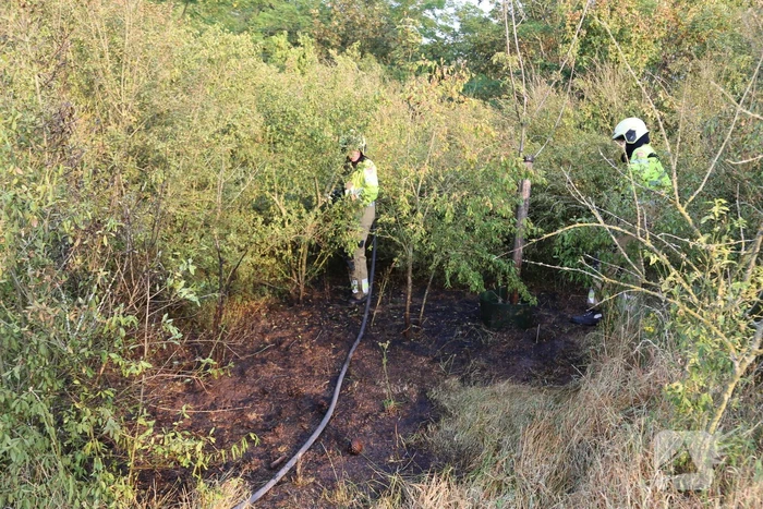 Stuk bos naast zweefvliegclub Volkel vliegt in brand