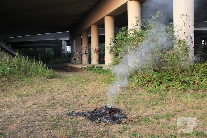 Buurtbewoner blust een hoop in brand gevlogen hooi
