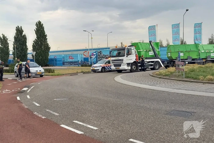 Fietser aangereden door auto op rotonde