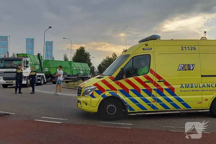 Fietser aangereden door auto op rotonde