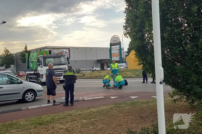 Fietser aangereden door auto op rotonde