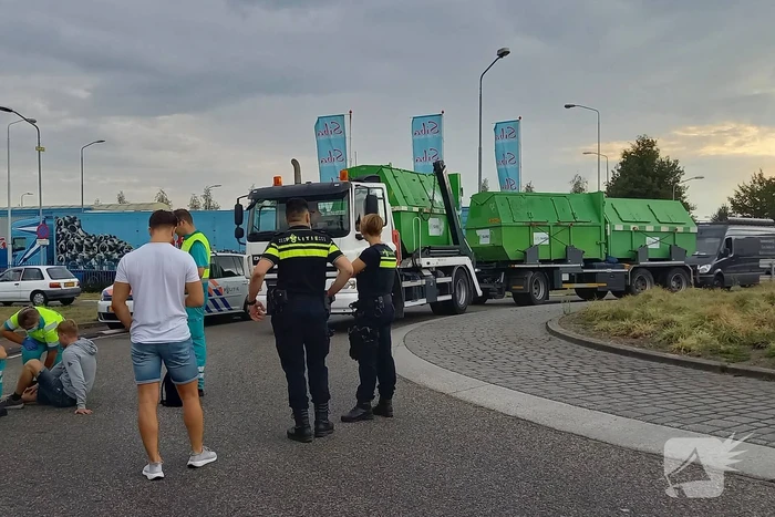 Fietser aangereden door auto op rotonde