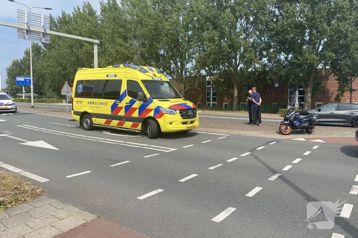 Scooterrijder ziet auto over het hoofd bij oversteken