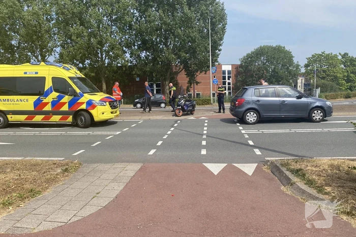 Scooterrijder ziet auto over het hoofd bij oversteken