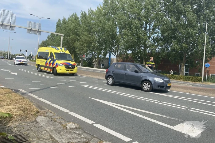 Scooterrijder ziet auto over het hoofd bij oversteken