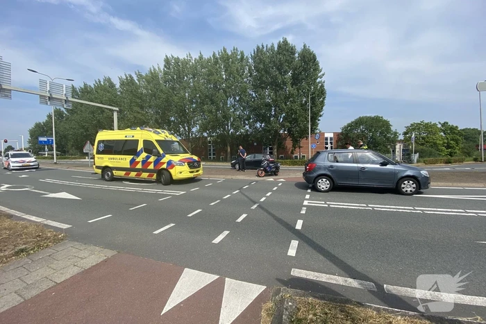 Scooterrijder ziet auto over het hoofd bij oversteken