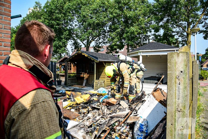 Rommel in achtertuin vliegt in brand