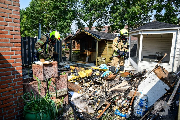 Rommel in achtertuin vliegt in brand