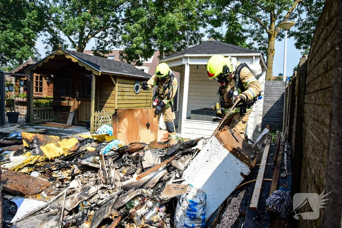 Rommel in achtertuin vliegt in brand