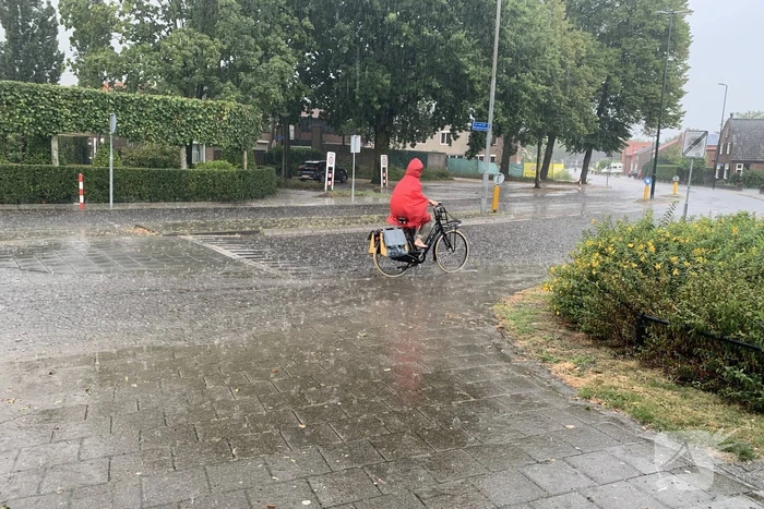 Straten blank door hevige regenbui