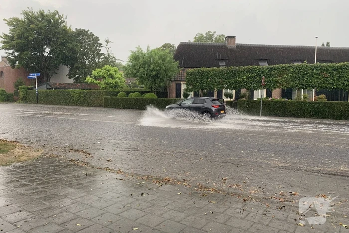 Straten blank door hevige regenbui