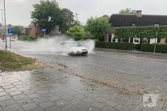 Straten blank door hevige regenbui