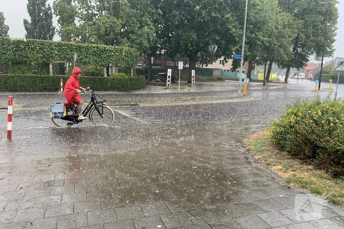 Straten blank door hevige regenbui