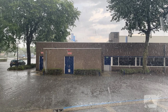 Straten blank door hevige regenbui