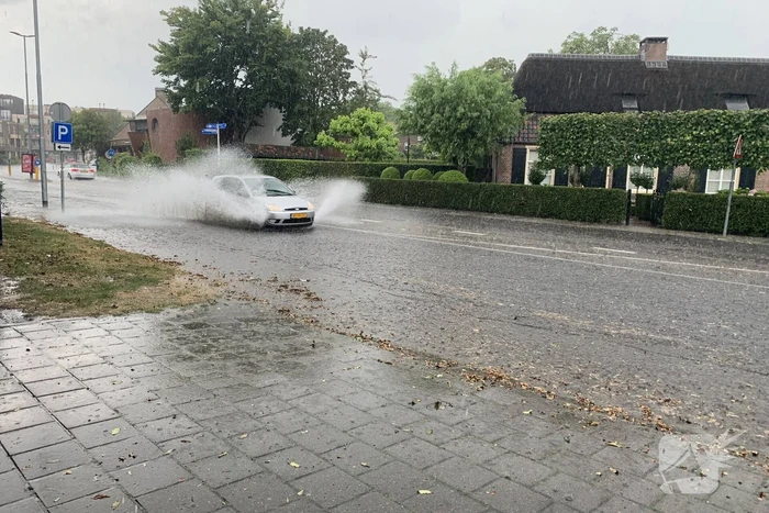 Straten blank door hevige regenbui