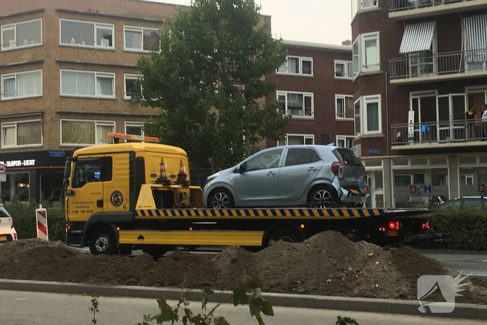 Bestelbus botst op voorganger