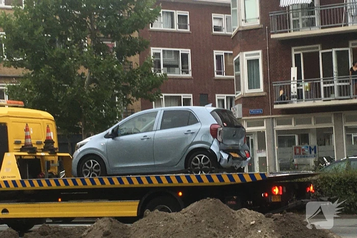 Bestelbus botst op voorganger