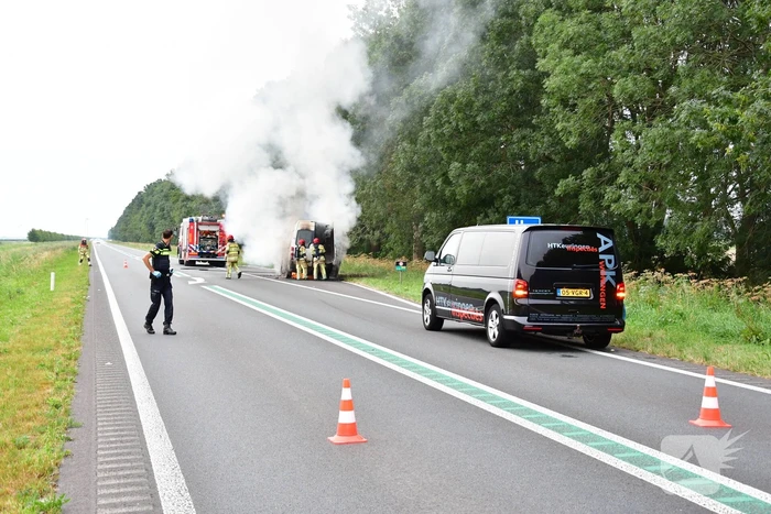 Bestelbus vliegt in brand en bestuurder loopt brandwonden op