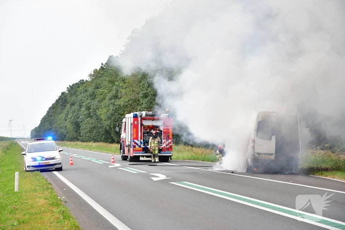Bestelbus vliegt in brand en bestuurder loopt brandwonden op