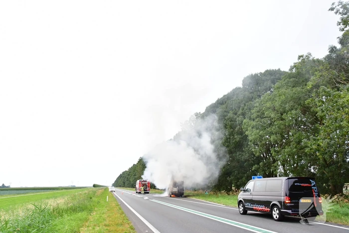 Bestelbus vliegt in brand en bestuurder loopt brandwonden op