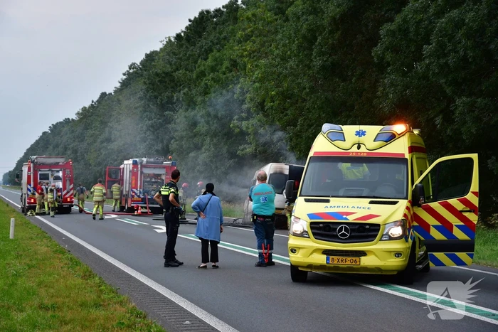 Bestelbus vliegt in brand en bestuurder loopt brandwonden op