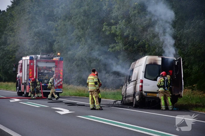 Bestelbus vliegt in brand en bestuurder loopt brandwonden op
