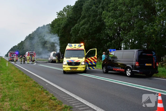 Bestelbus vliegt in brand en bestuurder loopt brandwonden op