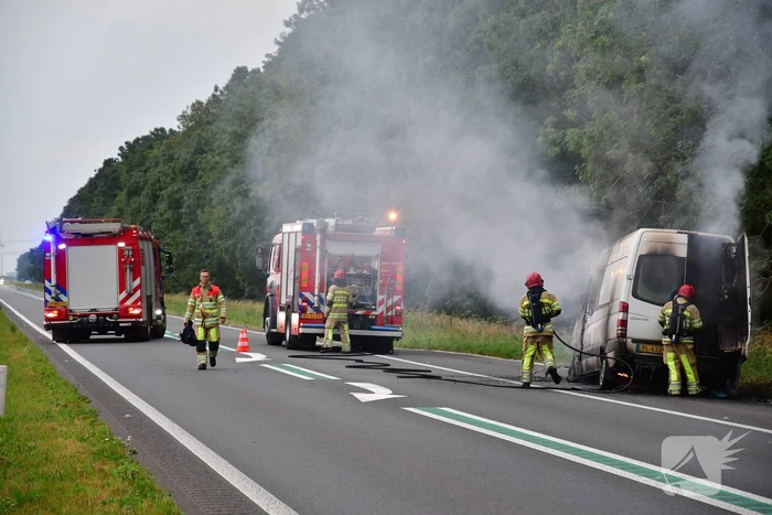 Bestelbus vliegt in brand en bestuurder loopt brandwonden op