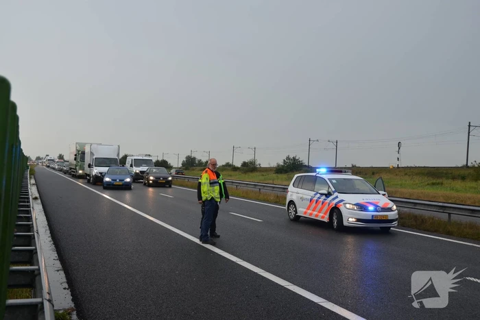 Snelweg dicht na forse aanrijding met vrachtwagen