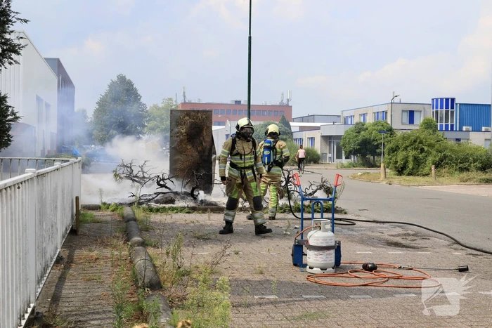 Onkruidbrander zet perk in de brand