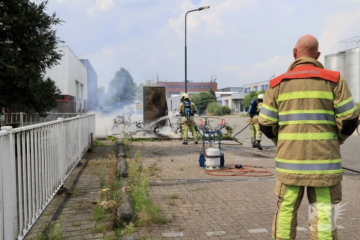 Onkruidbrander zet perk in de brand