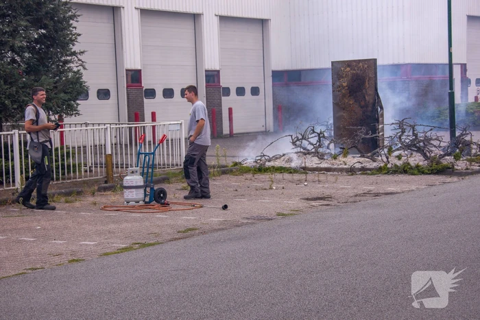 Onkruidbrander zet perk in de brand