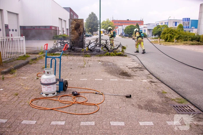 Onkruidbrander zet perk in de brand