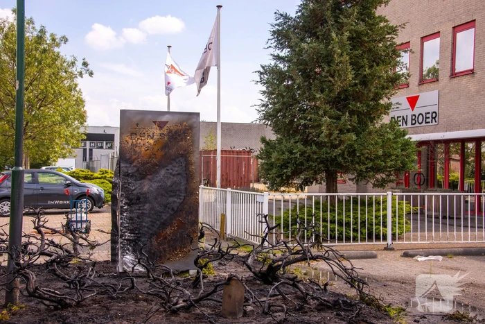 Onkruidbrander zet perk in de brand