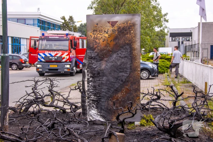 Onkruidbrander zet perk in de brand