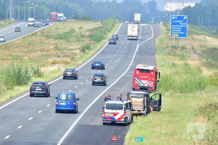 Bestuurder ziet rokende aanhanger