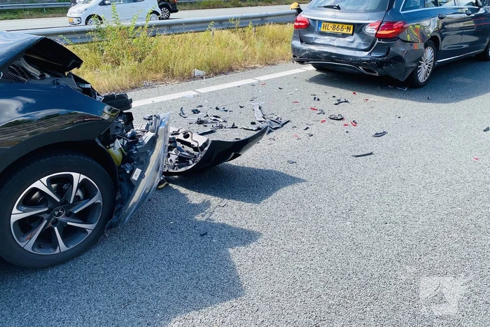 Veel schade bij flinke aanrijding op snelweg
