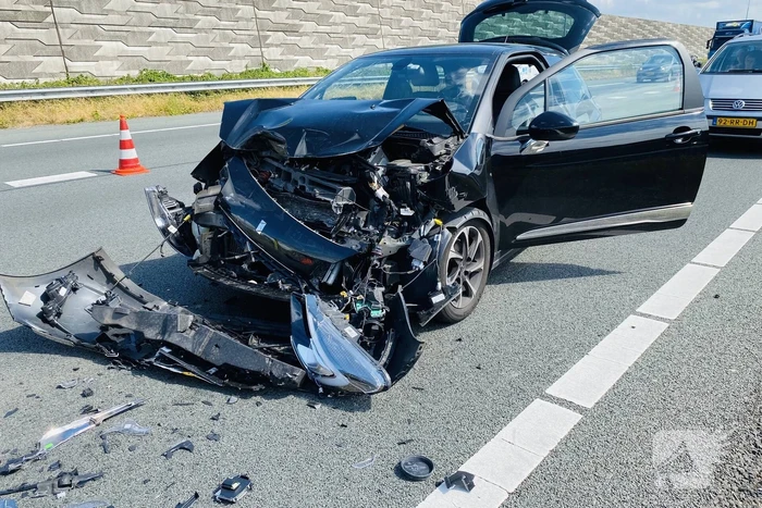 Veel schade bij flinke aanrijding op snelweg