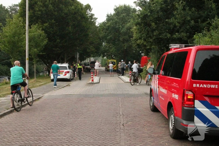 Automobilist raakt met auto van de weg en belandt in sloot