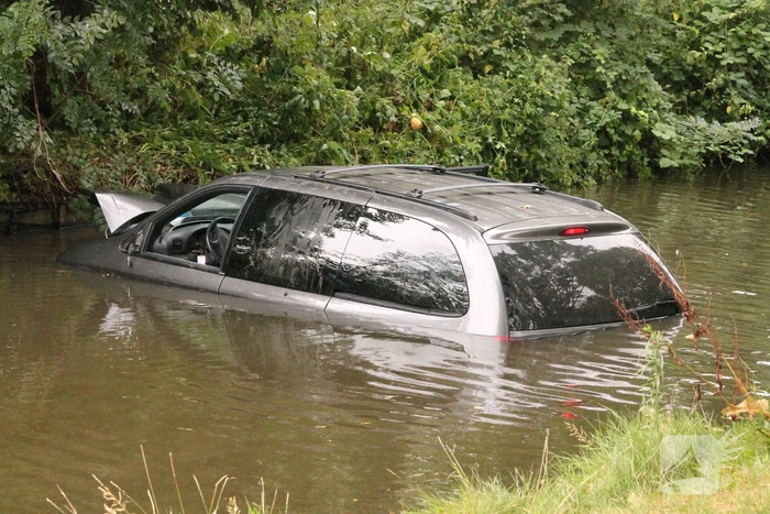 Automobilist raakt met auto van de weg en belandt in sloot