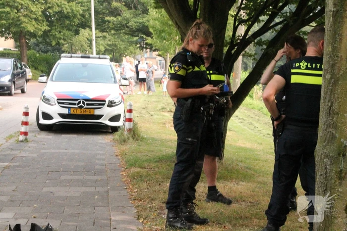 Automobilist raakt met auto van de weg en belandt in sloot