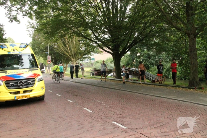 Automobilist raakt met auto van de weg en belandt in sloot