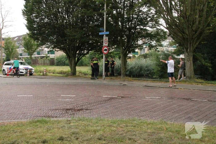 Automobilist raakt met auto van de weg en belandt in sloot