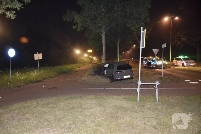 Automobilist botst frontaal met auto op boom
