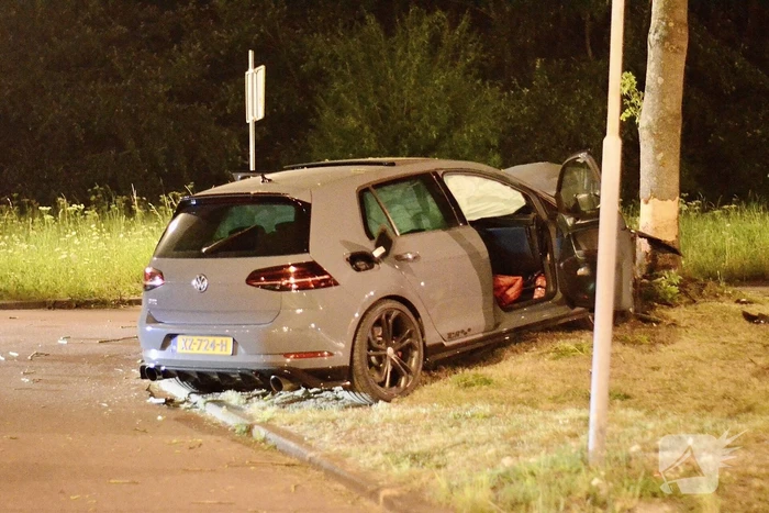 Automobilist botst frontaal met auto op boom
