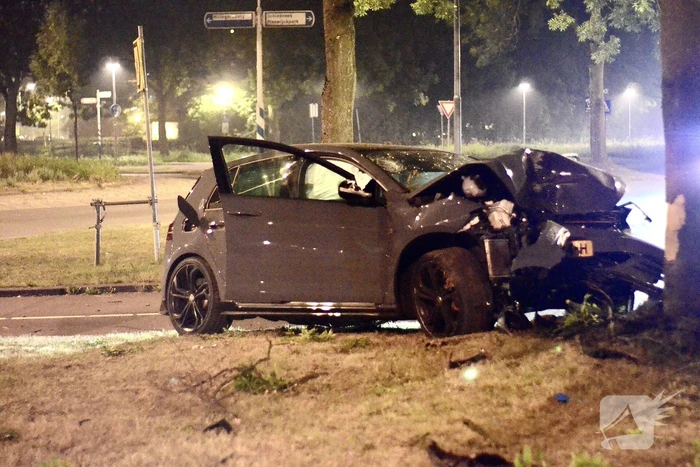Automobilist botst frontaal met auto op boom